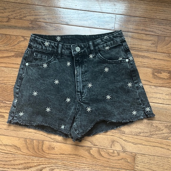 Black daisy jean shorts - Picture 1 of 3
